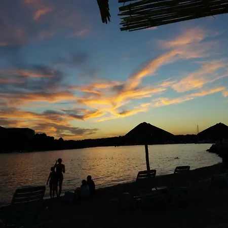 Pjescana Uvala App. Tea Apartman Póla